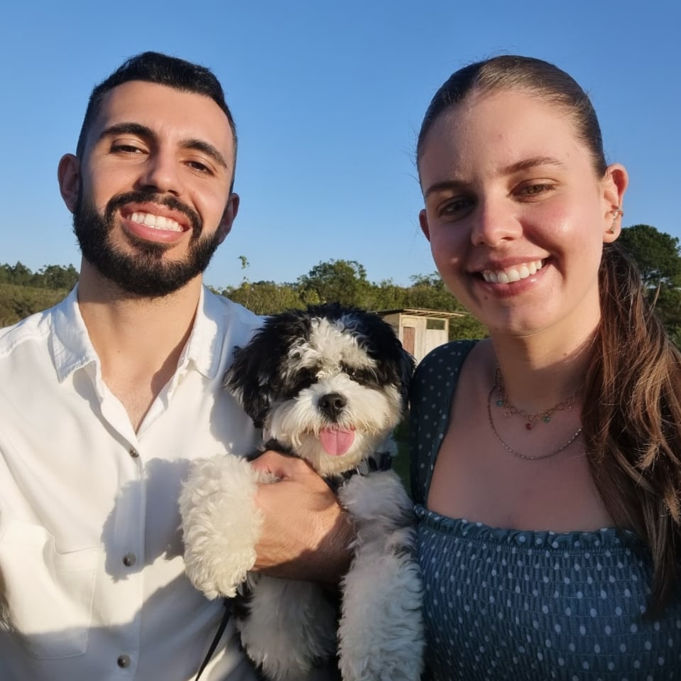 Casal sorrindo em um jardim iluminado ao entardecer
