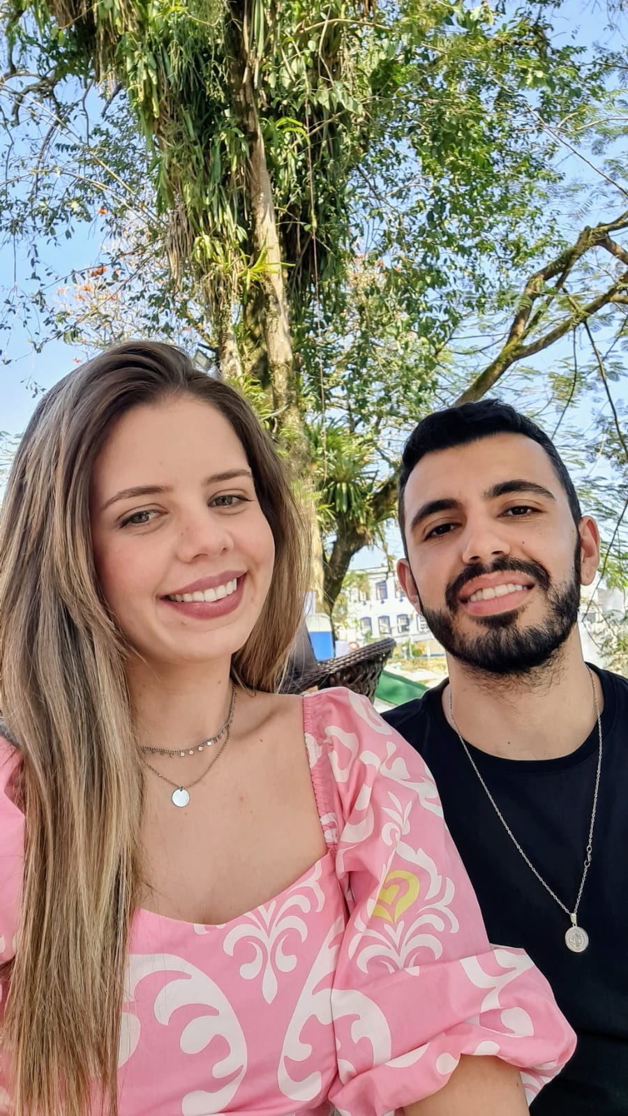 Alianças douradas sobre tecido champanhe