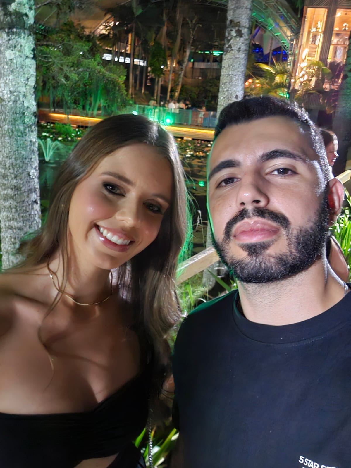Brinde com taças em cerimônia ao ar livre